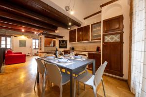 a kitchen and dining room with a table and chairs at La Morra Flats in La Morra