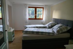 Säng eller sängar i ett rum på Ferienwohnung Am Wald