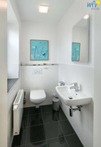 A bathroom at Haus Kiek in't Watt - Ferienwohnung Lieselotte