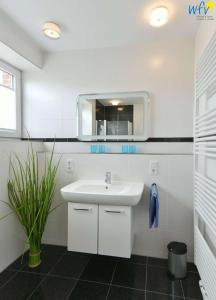 A bathroom at Haus Kiek in't Watt - Ferienwohnung Lieselotte