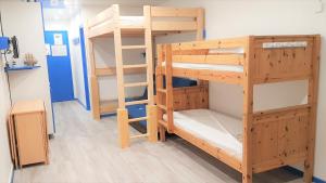 Cette chambre comprend 2 lits superposés et un couloir. dans l'établissement Un air de Bretagne à la montagne-STUDIO AVEC BALCON, à Villard-de-Lans