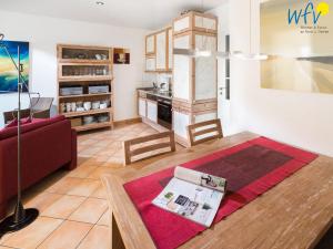 a living room with a couch and a table at Haus Ebbe und Flut A - Ferienwohnung Deichläufer in Juist