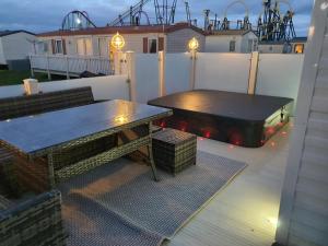 Gallery image of Premium accommodation with luxury HOT-TUB and decking area, near Fantasy Island in Ingoldmells