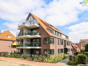 a building with bikes parked outside of it at Haus Talita - Wohnung ECHO in Juist