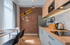 Η κουζίνα ή μικρή κουζίνα στο 2-room apartment, Redco, Alpic 405 +19 φωτογραφίες