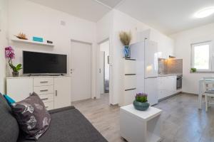 ラザナッツにあるHoliday House VENTUMのソファと薄型テレビのあるリビングルーム