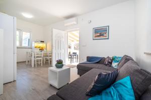 ラザナッツにあるHoliday House VENTUMのソファとテーブルのあるリビングルーム