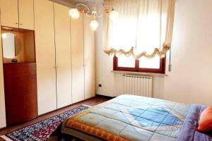a bedroom with a bed and a window and a dresser at Diamante: Appartamento nel cuore della Toscana in Castelfranco di Sotto