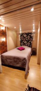 En eller flere senge i et værelse på Koivuniemi Cottage