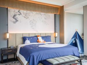 מיטה או מיטות בחדר ב-Sofitel Hangzhou Yingguan