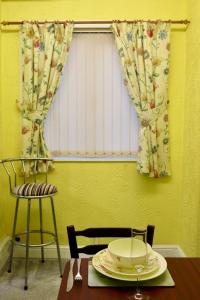 EXQUISITE FOLK VICTORIAN ONE-BED HOUSE:
