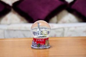 a glass snow globe with the eiffel tower in it at EXQUISITE FOLK VICTORIAN ONE-BED HOUSE: in Leeds +27 photos