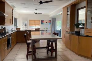 Kjøkken eller kjøkkenkrok på Odenvillea House - Amazing Sea Views