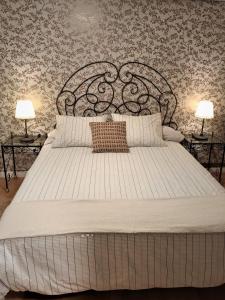 sypialnia z dużym białym łóżkiem z 2 lampami w obiekcie Apartamento Turístico Santiago w mieście Logroño