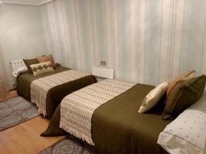 una camera con due letti di Apartamento Turístico Santiago a Logroño