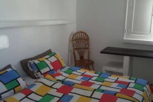 sypialnia z łóżkiem z kolorową kołdrą w obiekcie Apartamentos Los Vientos (Apto 8) w mieście Orzola
