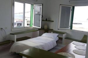 sypialnia z łóżkiem i 2 oknami w obiekcie Apartamentos Los Vientos (Apto 8) w mieście Orzola