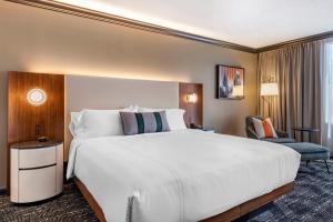 Postel nebo postele na pokoji v ubytování Omni Austin Hotel Downtown