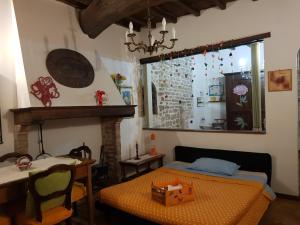 スポレートにあるNon ditelo al Duca - Lo Spagnaのベッド、テーブル、窓が備わる客室です。