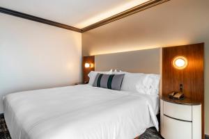 Postel nebo postele na pokoji v ubytování Omni Austin Hotel Downtown
