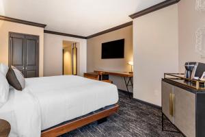 TV a/nebo společenská místnost v ubytování Omni Austin Hotel Downtown