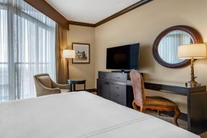 Postel nebo postele na pokoji v ubytování Omni Austin Hotel Downtown
