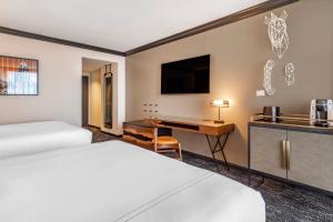 Postel nebo postele na pokoji v ubytování Omni Austin Hotel Downtown