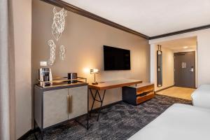 Postel nebo postele na pokoji v ubytování Omni Austin Hotel Downtown