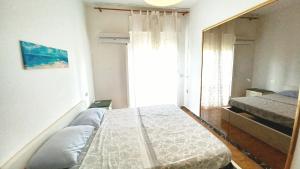 Luni的住宿－appartamento mare di Luni Mare，一间卧室设有一张大床和一个窗户。