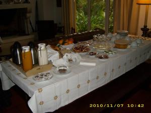 een tafel met een witte tafeldoek met voedsel erop bij Casa Dos Arrabidos in Torres Novas
