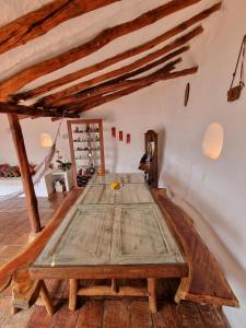 einem Holztisch in der Mitte eines Zimmers in der Unterkunft Casa Raisol in Barichara