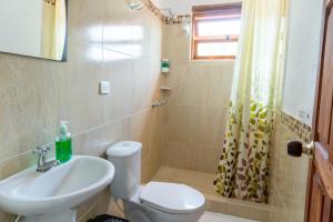 Koupelna v ubytování Hostal Renacer + 37 fotografií