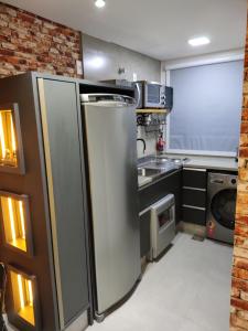 uma cozinha com um frigorífico e um lavatório em Blumenau - Zuhause 814 - ao lado da OKTOBERFEST em Blumenau