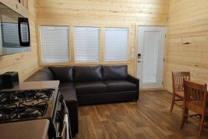 Posezení v ubytování 079 Tiny Home nr Grand Canyon South Rim Sleeps 8