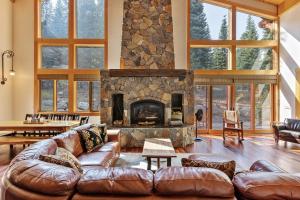 Posedenie v ubytovaní Bear Meadows Lodge - Hot Tub - Tahoe Donner Home