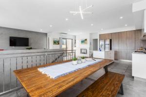 Gallery image of 2 Chic Stylish Modern Family On Charles in Perth