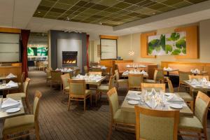 A restaurant or other place to eat at Crowne Plaza San Francisco Airport, an IHG Hotel