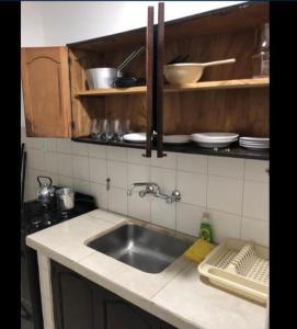 een keuken met een wastafel en een aanrecht bij Depto Temporario Entre Rios 729 in Salta