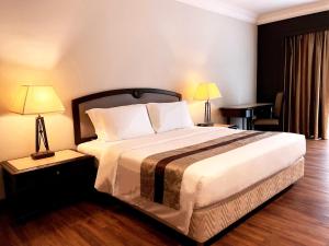 Voodi või voodid majutusasutuse Grand Darul Makmur Hotel Kuantan toas
