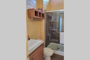 Et badeværelse på 073 Tiny Home nr Grand Canyon South Rim Sleeps 8