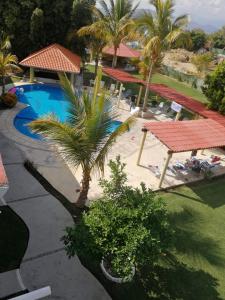 an overhead view of a resort with a pool and palm trees at Hotel JS in Cocoyoc