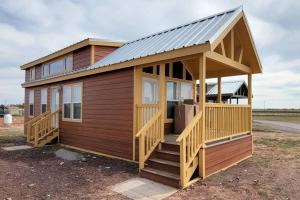 ein modulares Haus mit einem Metalldach und einer Veranda in der Unterkunft 076 Tiny Home nr Grand Canyon South Rim Sleeps 8 in Valle