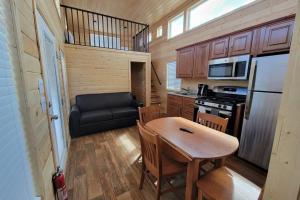 Kuchyň nebo kuchyňský kout v ubytování 076 Tiny Home nr Grand Canyon South Rim Sleeps 8