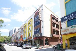 un edificio en una calle con coches aparcados en la calle en Fast Hotel Setapak, en Kuala Lumpur