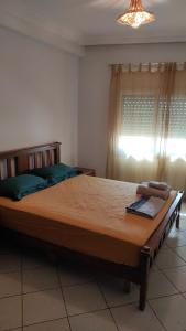 duże łóżko w sypialni z oknem w obiekcie Bright whole apartment 500 meters from the center Air conditioner available in each room w Marakeszu