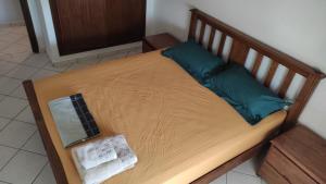 drewniane łóżko z laptopem na górze w obiekcie Bright whole apartment 500 meters from the center Air conditioner available in each room w Marakeszu