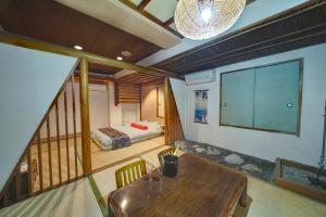 Zimmer mit einem Tisch und einem Bett in einem Zimmer in der Unterkunft ホテルアイエス in Yokohama