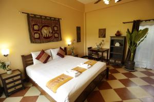 Een bed of bedden in een kamer bij Guesthouse Liam's Suan Dok Mai