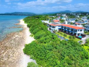 eine Luftansicht auf die Küste eines Resorts in der Unterkunft Haruhoo Resort ISHIGAKI in Ishigaki-jima