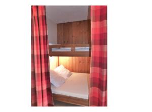 a bedroom with a bunk bed with a red plaid curtain at Studio 5 pers. avec belle vue montagne 71063 in La Grave